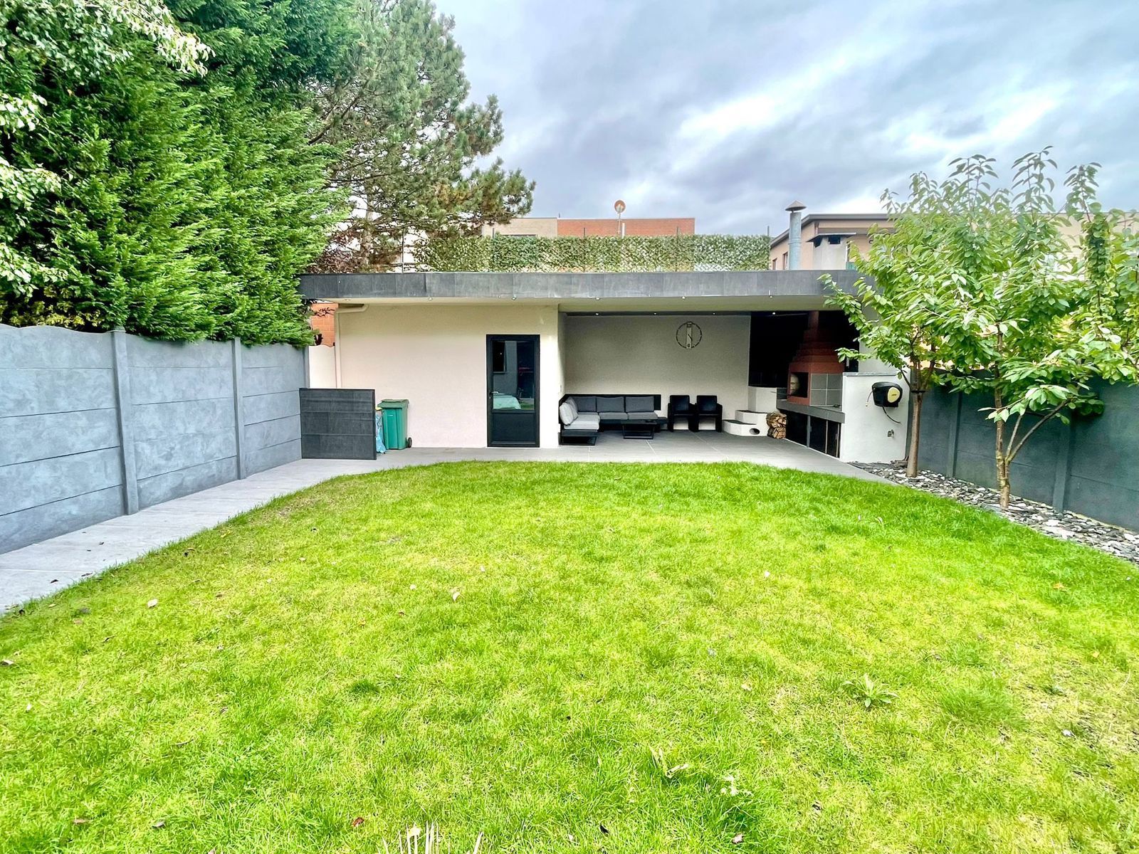 Recent gerenoveerde ruime woning met prachtige tuinlounge foto 2