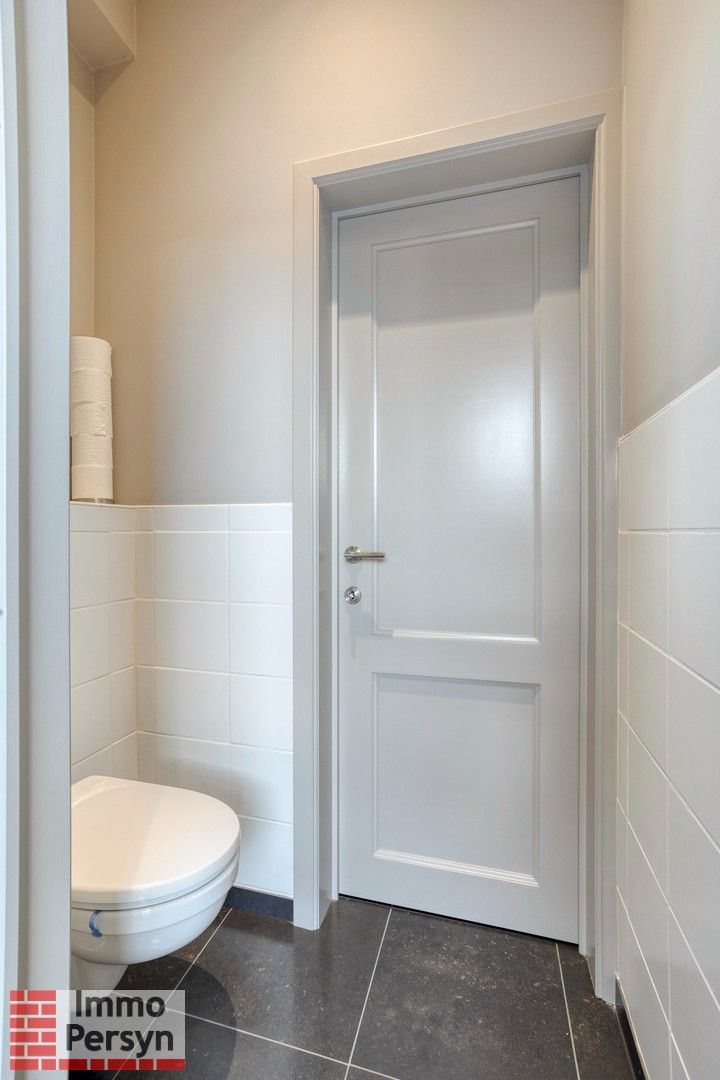 Ruim gelijkvloers appartement met tuin en 2 staanplaatsen. foto 25