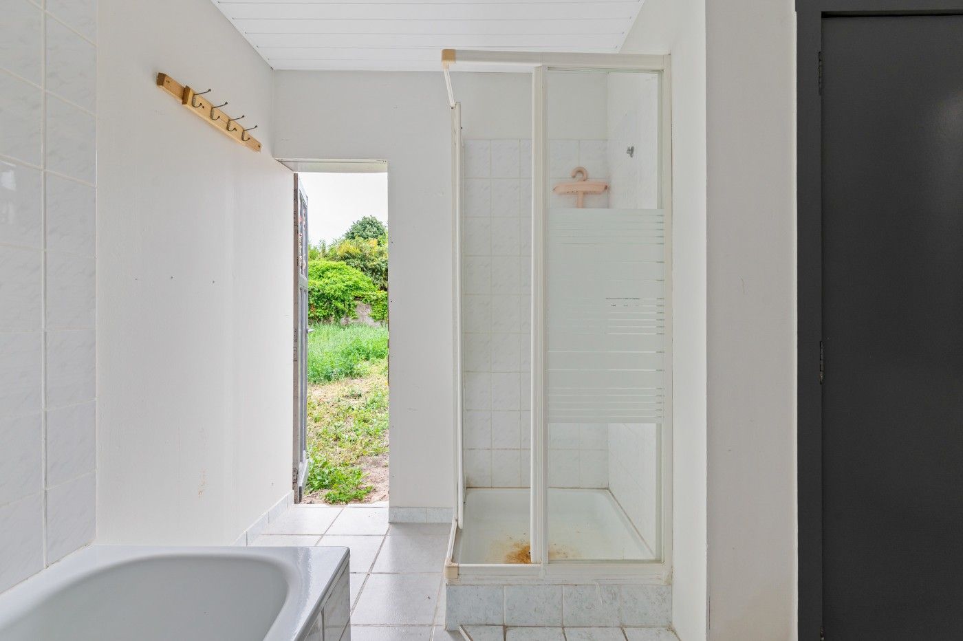 Charmante, te renoveren woning met 2 slpk. en tuin foto 11