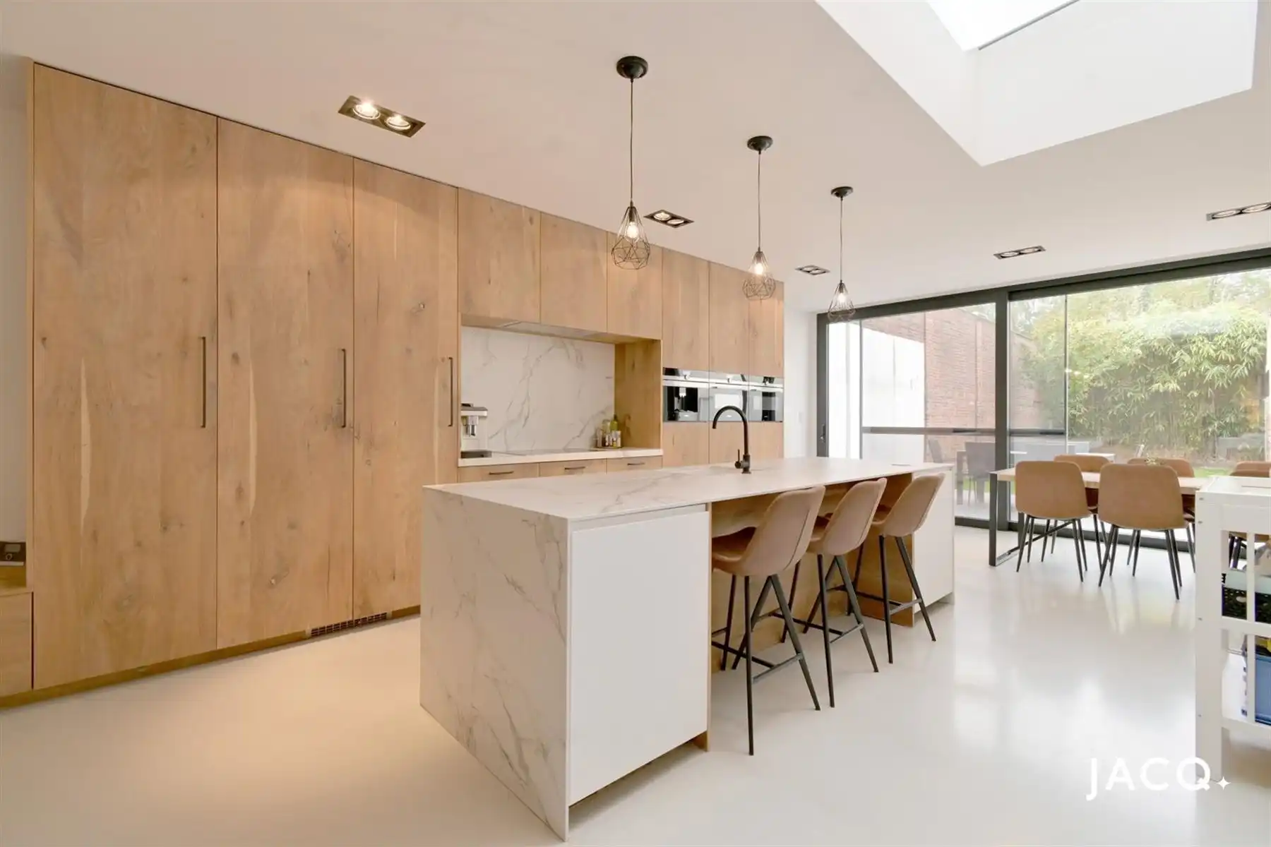 Karaktervolle, volledig gerenoveerde woning te Deurne ! foto {{pictureIndex}}