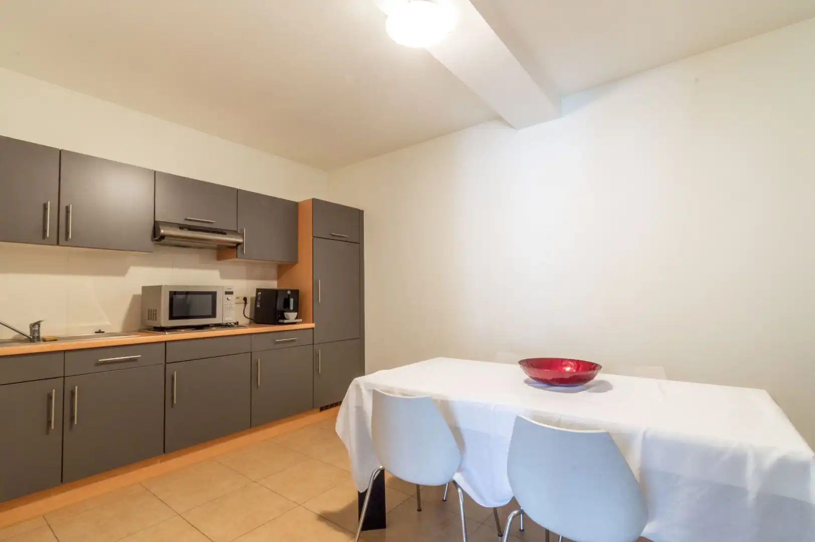 Een ruime, instapklare gelijkvloerse praktijk-, kantoor- en/of commerciële (+-154m²) foto 8