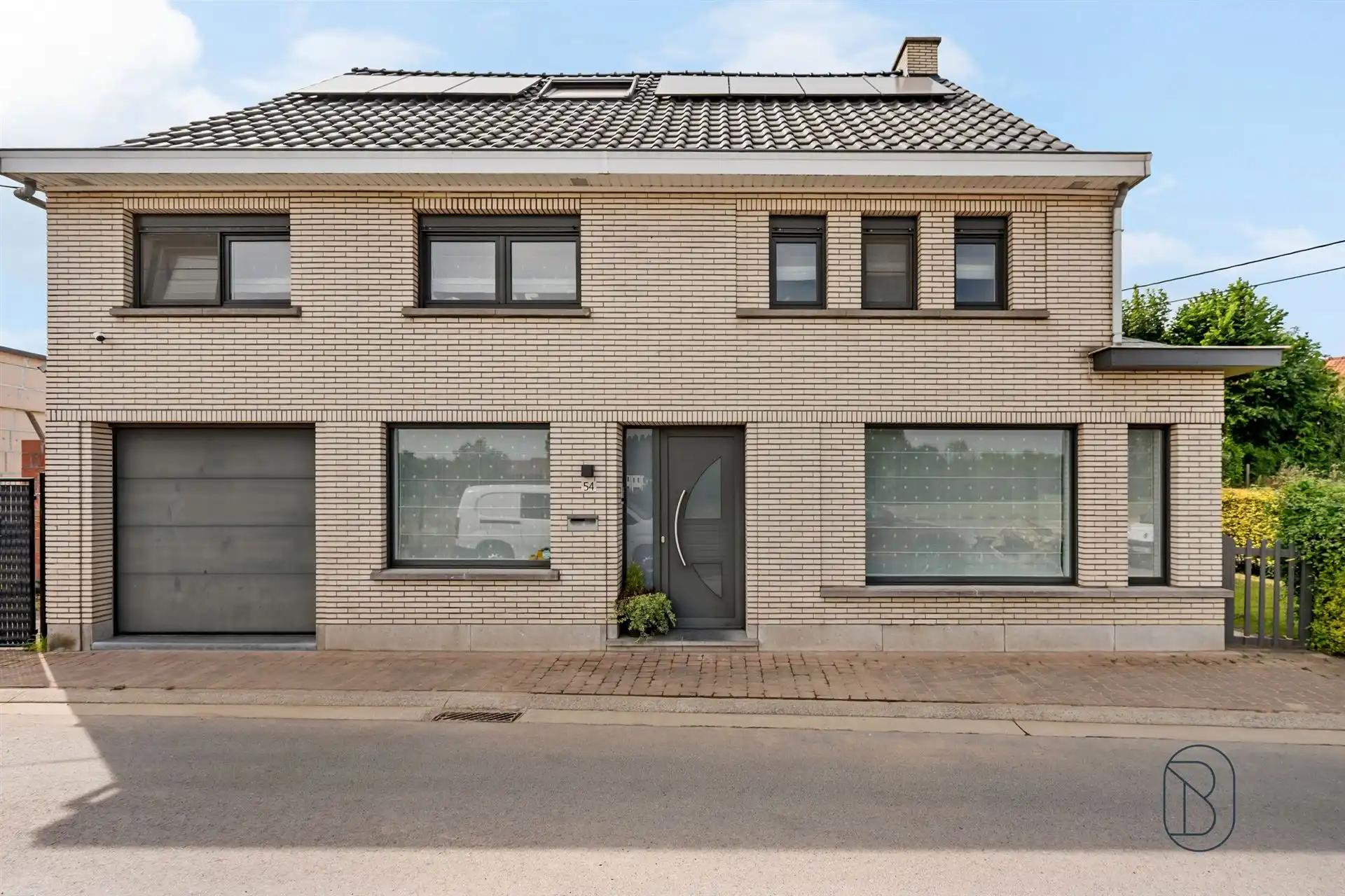 Recent gerenoveerde gezinswoning met 4 slpk, garage & tuin foto 8
