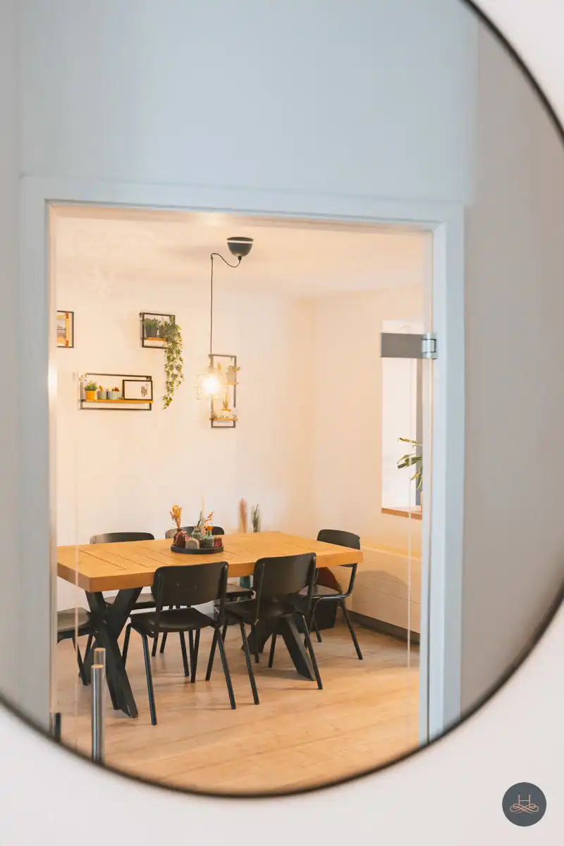 Charmante, halfopen, gerenoveerde woning met 3 staanplaatsen foto 3