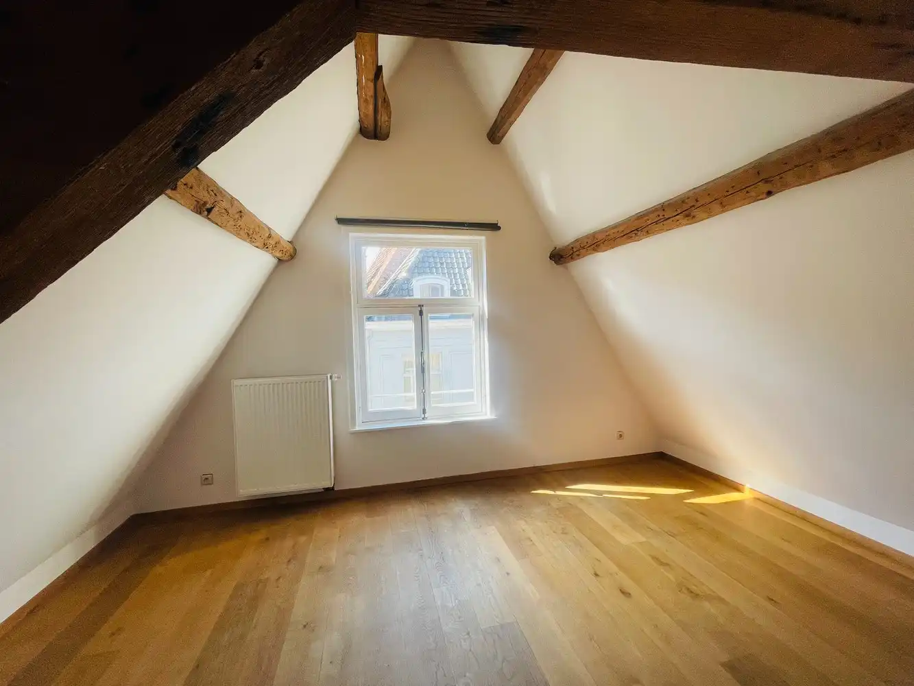 Historisch centrum Brugge.&nbsp; Tussen de Vismarkt en de Coupure.&nbsp; Prachtige, AUTHENTIEK GERENOVEERDE BURGERWONING met 4 SLAAPKAMERS, badkamer met ligbad en douchekamer + STADSPATIO. foto 10