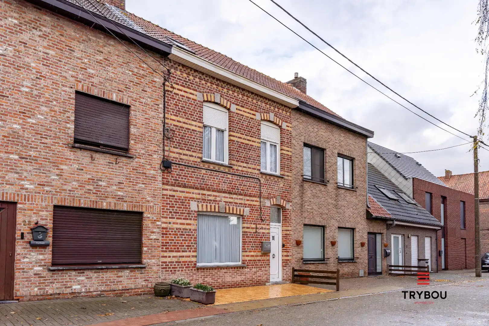 Hoofdfoto van de publicatie: Gezinswoning met tuin, garage én uitweg in hartje Ieper