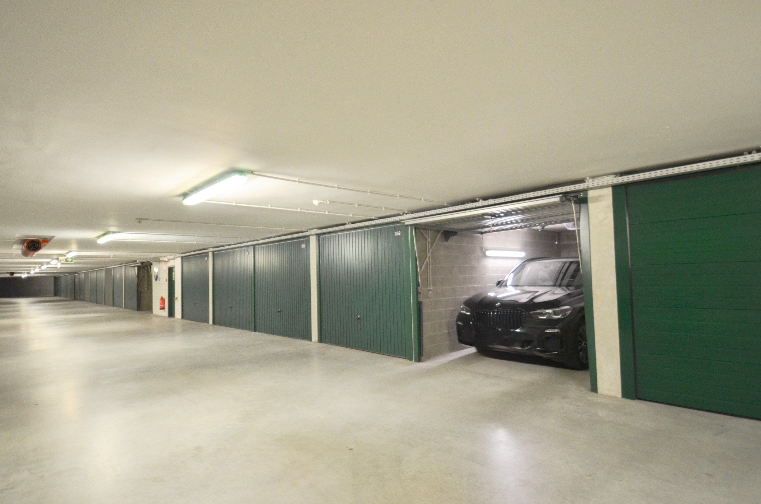 Gesloten garagebox gelegen aan het Lichtorenplein. foto 2