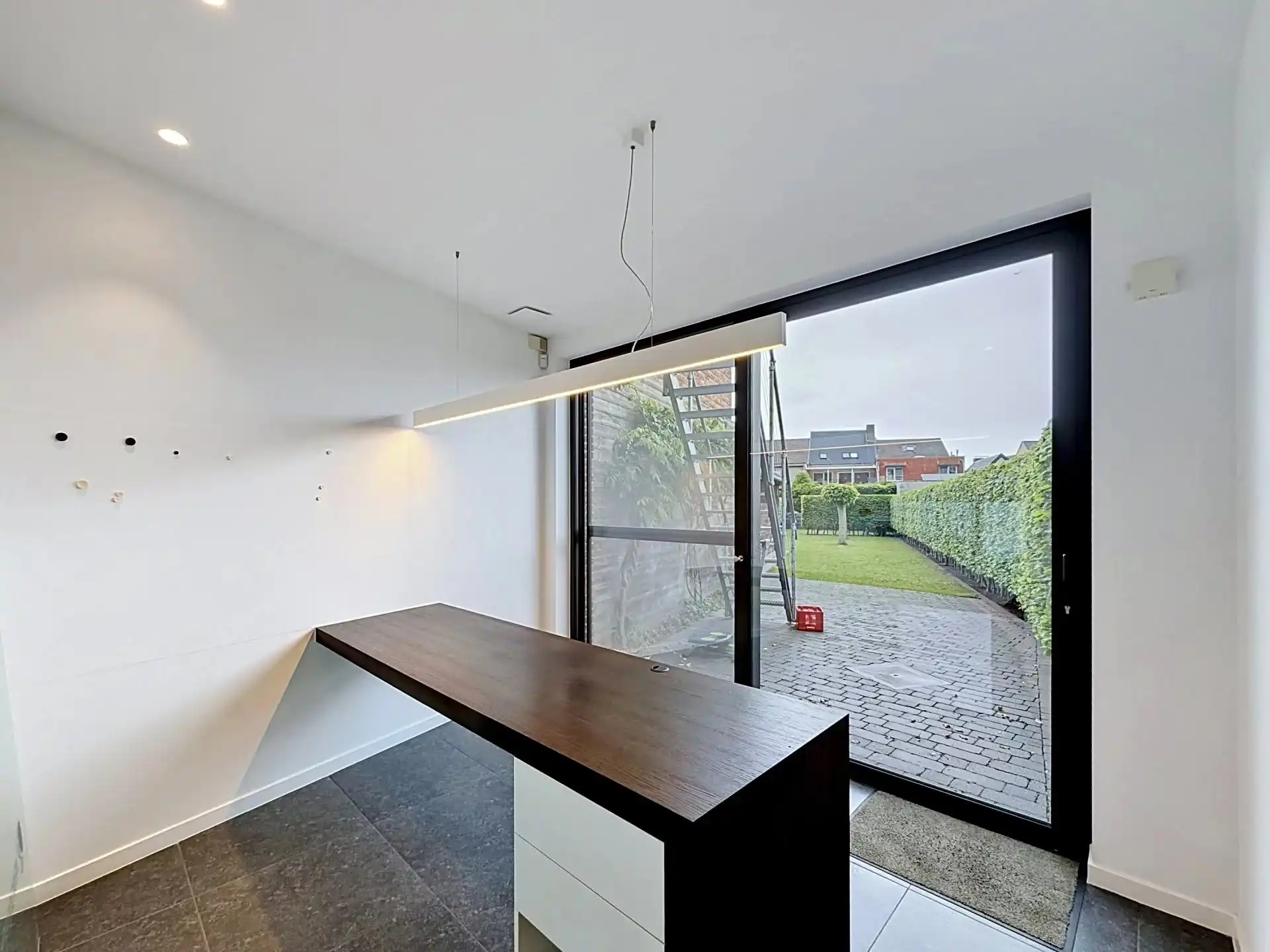 Ruim handelspand op toplocatie te Geel met tuin en parking. foto 16
