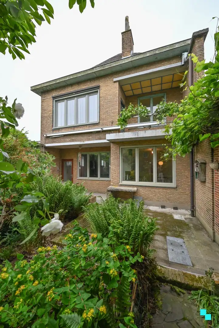 Kleurrijke kubistische burgerwoning in hartje Izegem foto 13