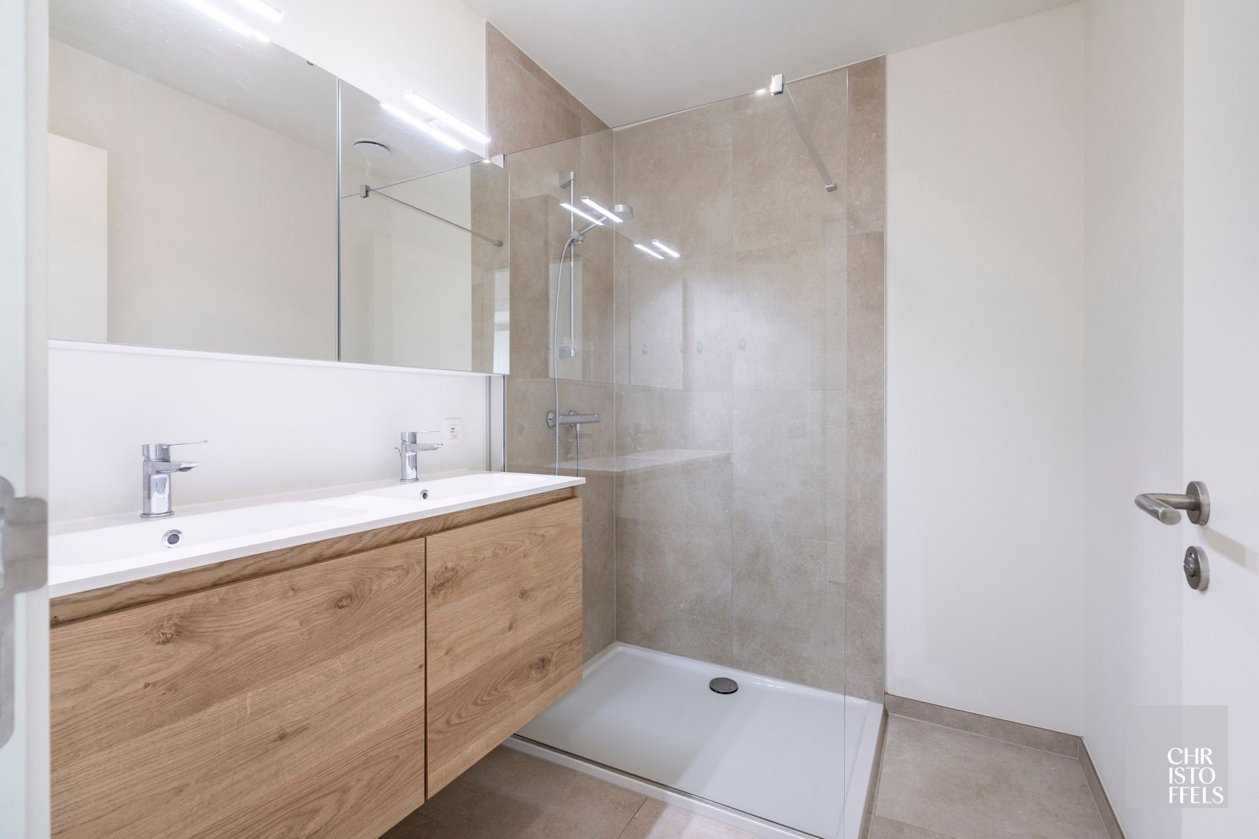 TE HUUR - Gelijkvloers nieuwbouwappartement in Zutendaal-centrum!  foto 7