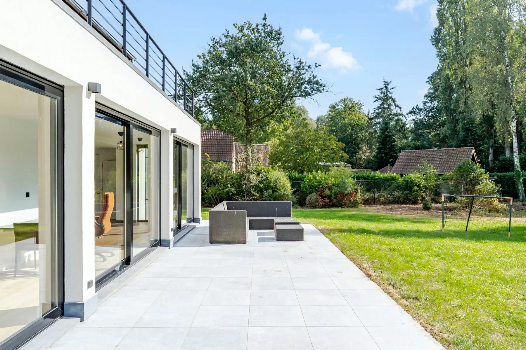 Gerenoveerde villa in een groene omgeving nabij alle invalswegen foto 13