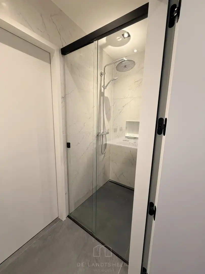 Stijlvol dakappartement met 3 slaapkamers, 2 badkamers en uitzonderlijk veel maatwerk foto 17