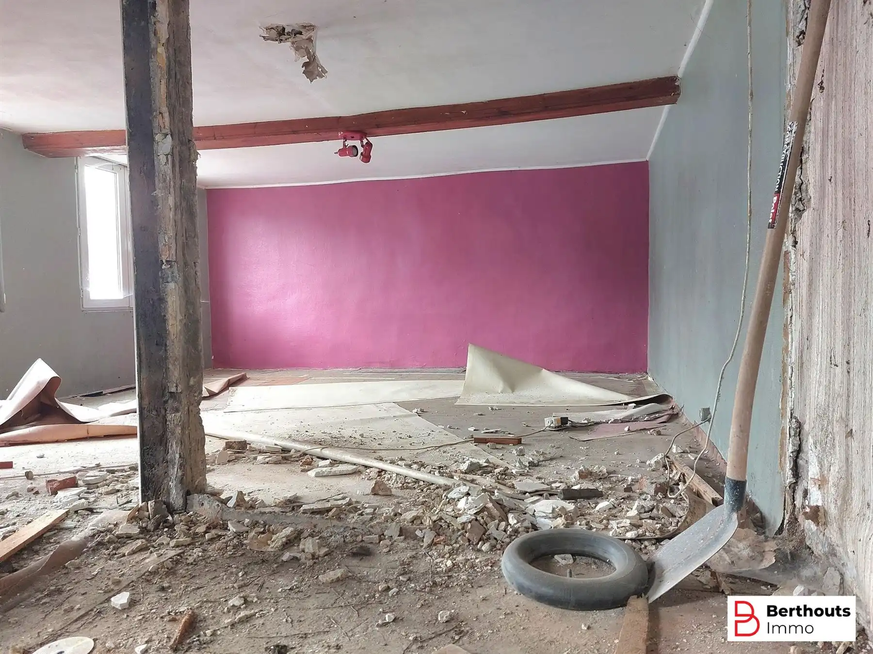 VOLLEDIG TE RENOVEREN, KARAKTERVOLLE WONING foto 5