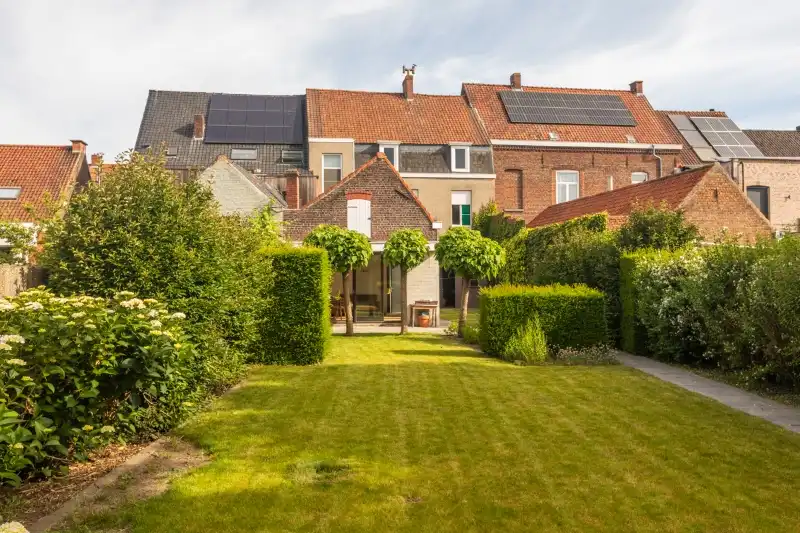 Prachtige, te renoveren, authentieke burgerwoning  met 5 slaapkamers, tuin en ruime garage. foto 2
