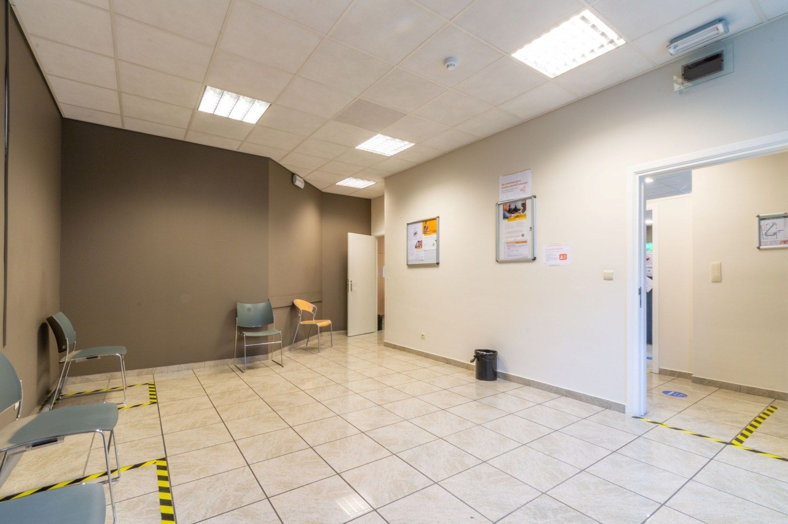 Recent en lichtrijk handels-/kantoorgelijkvloers ! foto 10