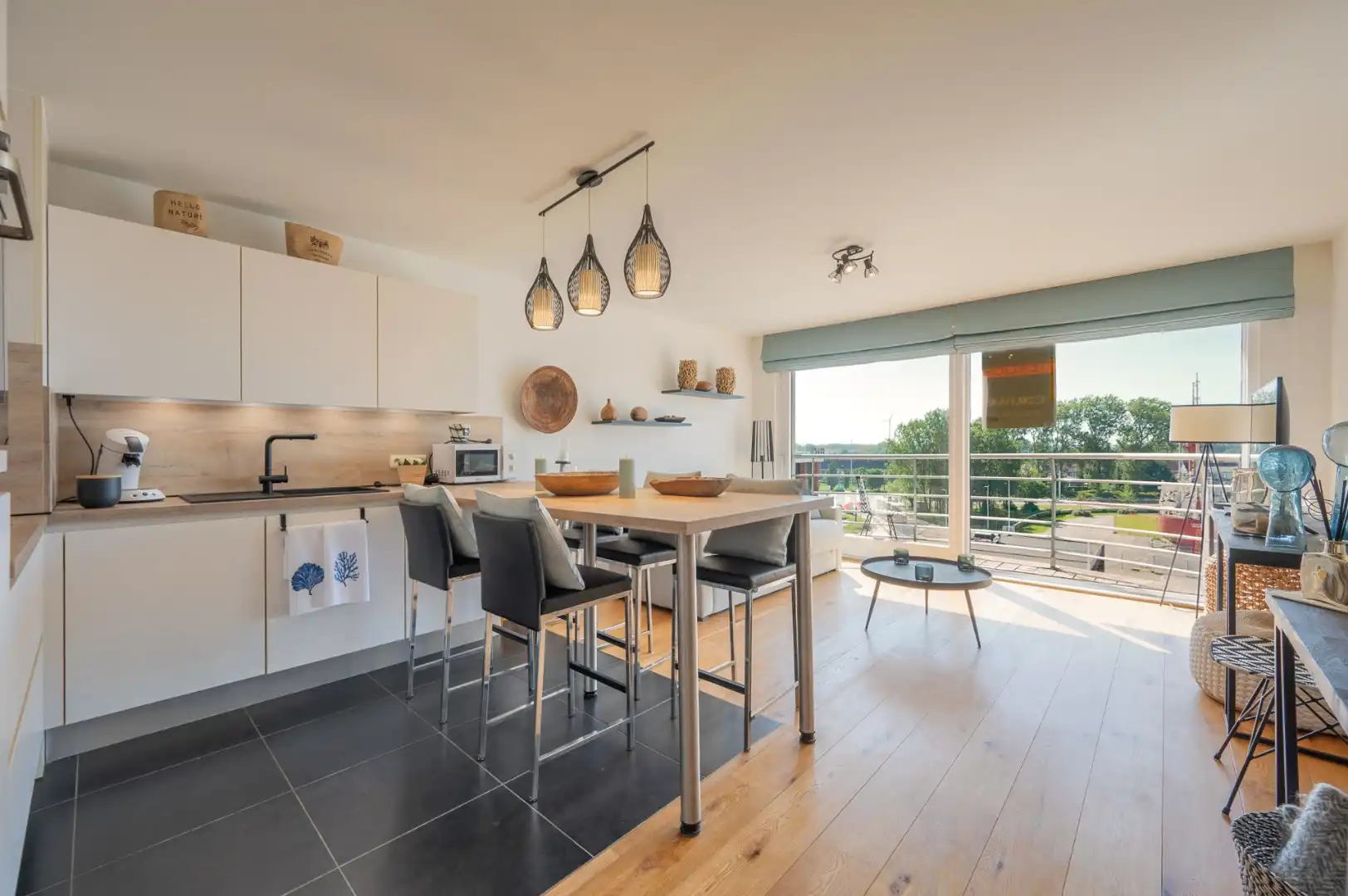 Instapklare studio met zicht op de jachthaven foto {{pictureIndex}}