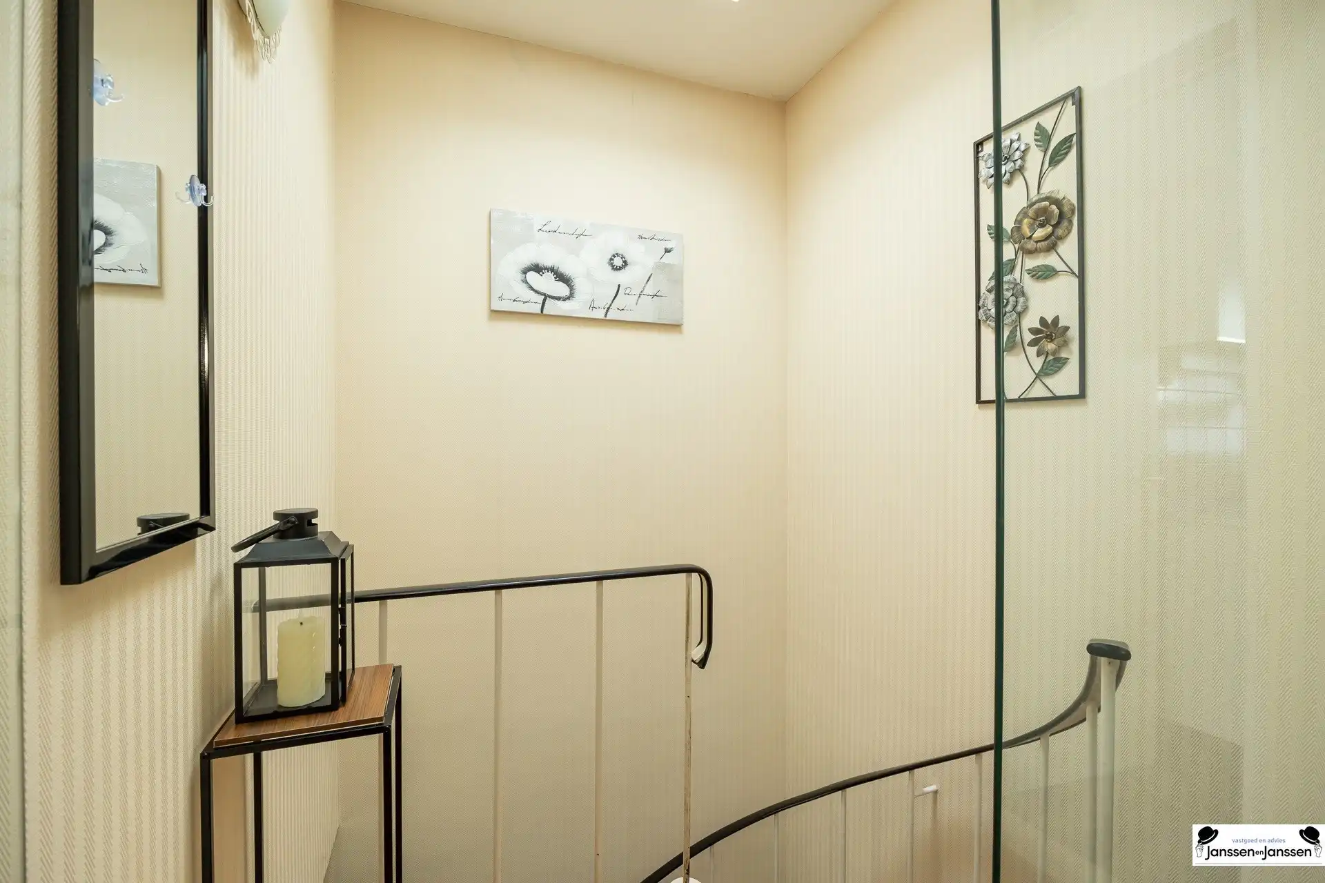 Lichtrijke gezinswoning met tuin in een rustige wijk! foto 7