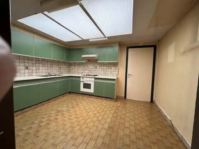Centraal gelegen  te moderniseren huisje met 2 slaapkamers , overdekt terrasje en klein ateliertje. foto 3