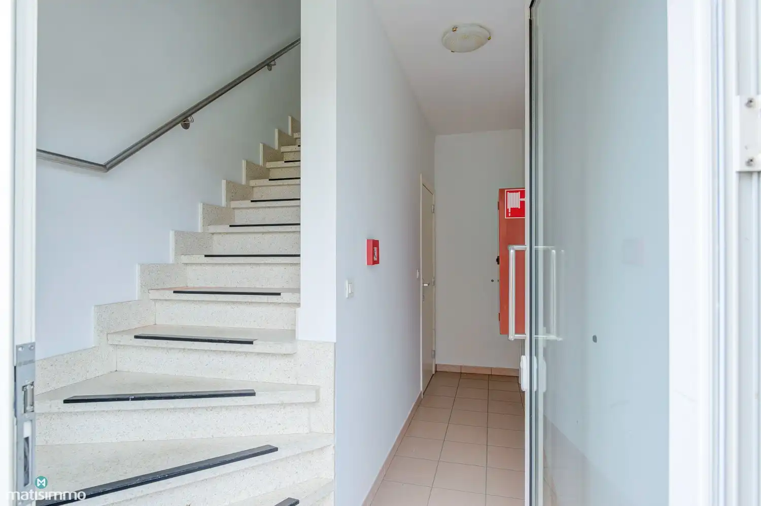 DUPLEXAPPARTEMENT MET AUTOSTAANPLAATS, GARAGEBOX EN KELDERBERGING NABIJ CENTRUM BILZEN foto 3