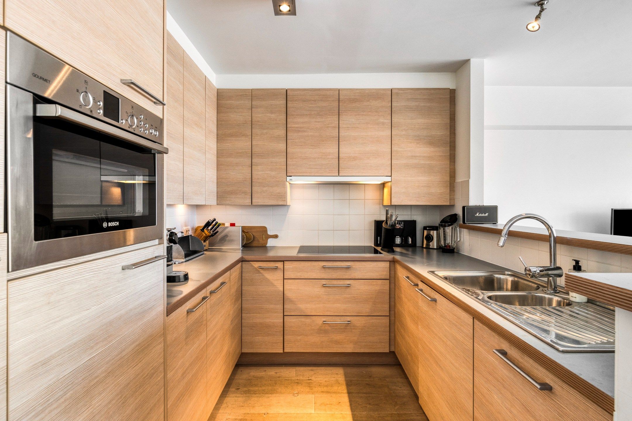 Instapklare duplex gelegen op slechts enkele passen ven het Van Bunnenplein en de zeedijk. foto 10