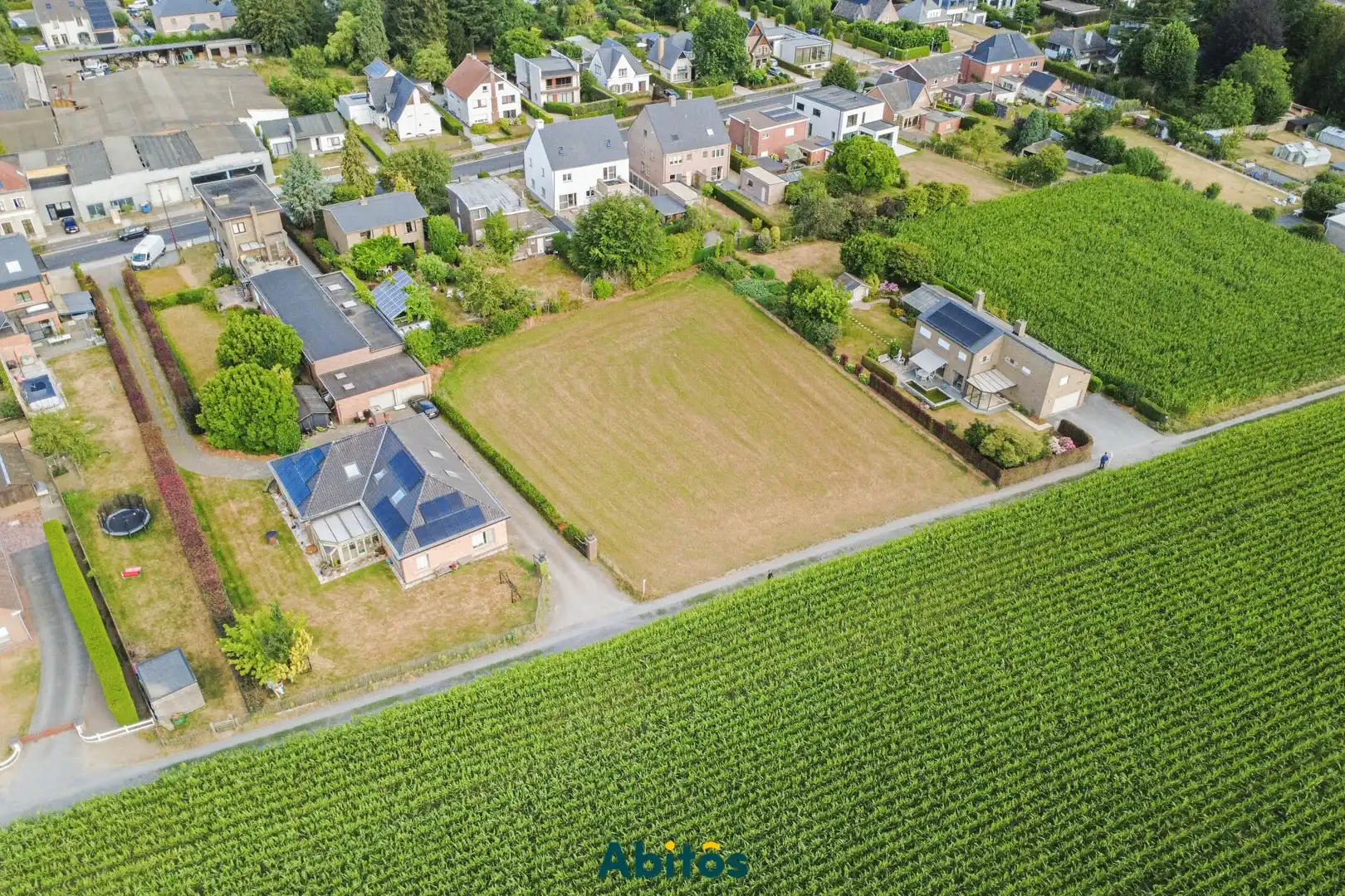 Ruim perceel van 1.960 m² in het landelijke Landegem foto {{pictureIndex}}