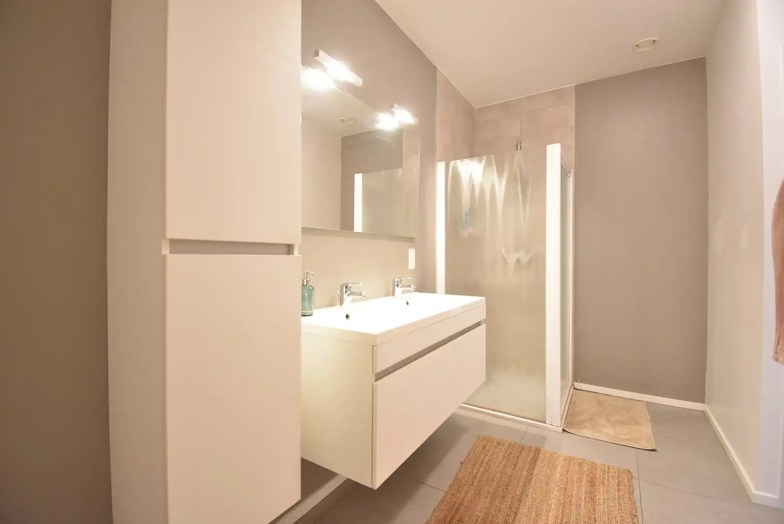 Knap en zeer degelijk afgewerkt twee-slaapkamer appartement met terras in hartje Hoeselt foto 19