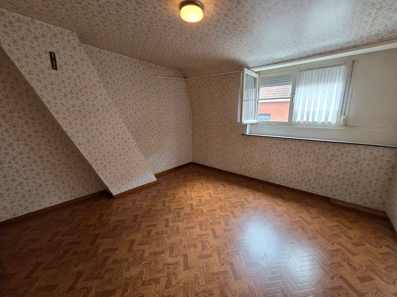 Goedgelegen woning met garage en mooie tuin foto 20