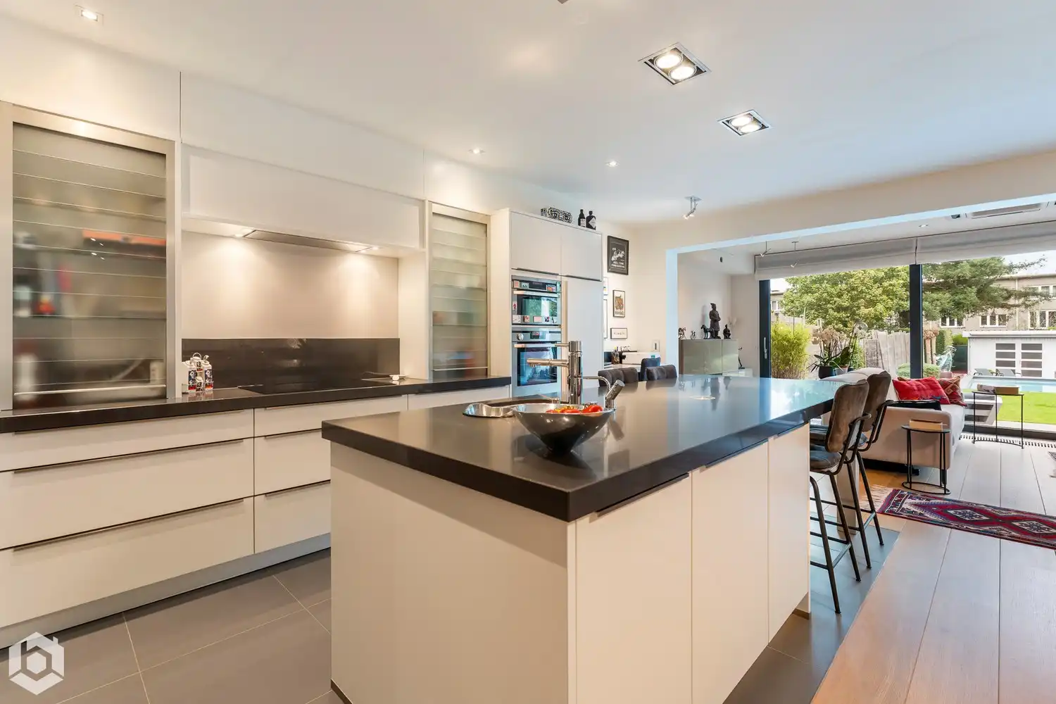 Exclusief gelijkvloers appartement met 2slpkrs, prachtige tuin en zwembad foto 12