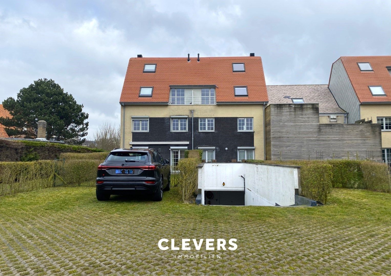 Afgesloten garagebox in klein garagecomplex foto 2