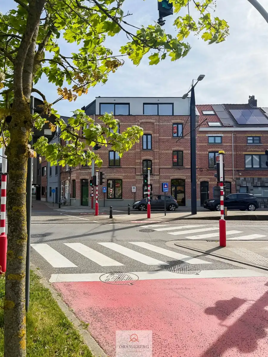 Gerenoveerd, energiezuinig 2 slpk appartement met terras! foto {{pictureIndex}}