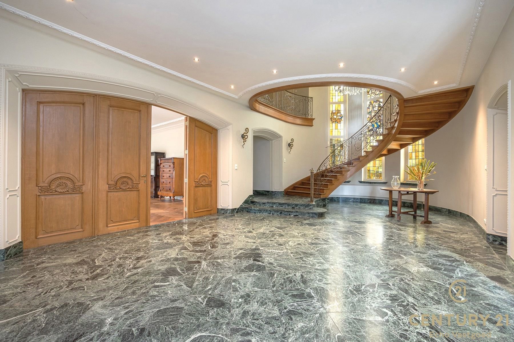 Imposante villa met wellness en binnenzwembad op ca 4950m² foto {{pictureIndex}}