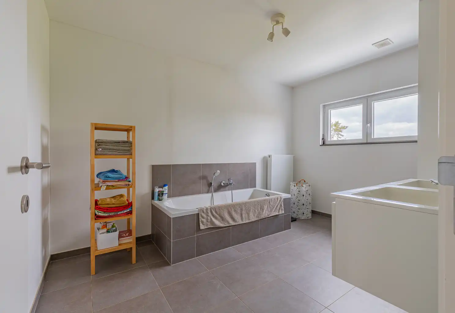 Recente driegevelwoning met zonnepanelen en vloerverwarming foto 14