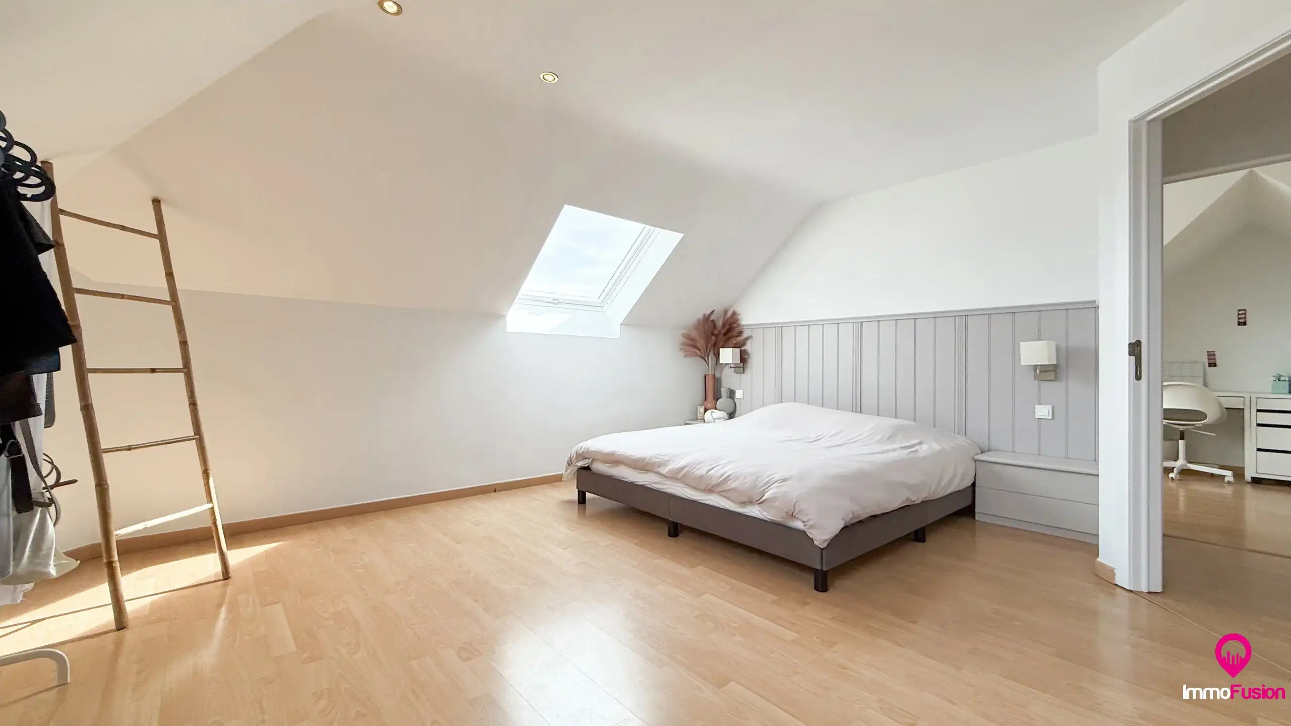 Ruim appartement met 4 slaapkamers en parking in Tuilt! foto 38