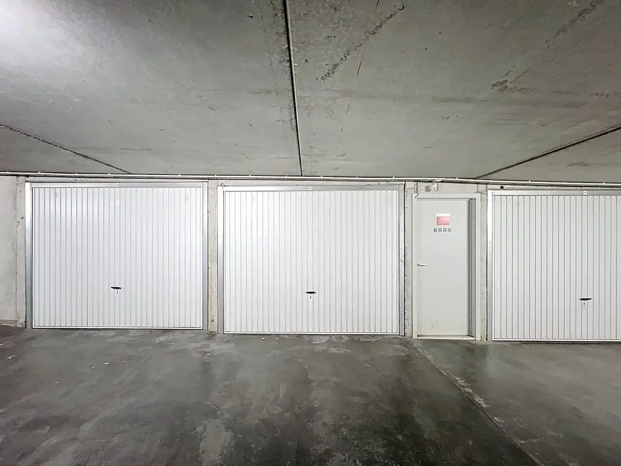 Makkelijk inrijdbare, afgesloten garagebox, gelegen op het gelijkvloers. foto 4