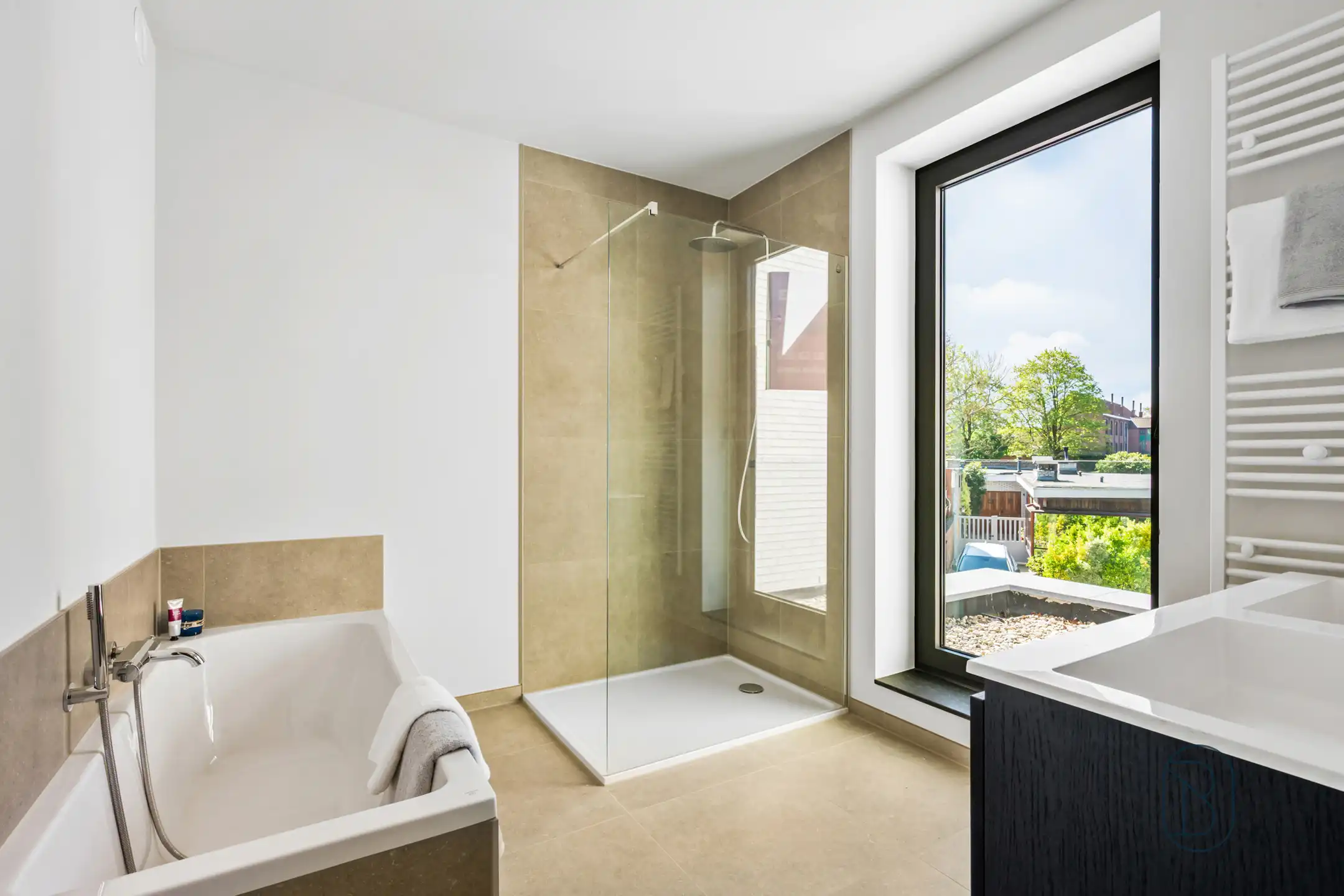 Kwalitatief afgewerkte nieuwbouw met 3 slk, E-peil 0. foto 15