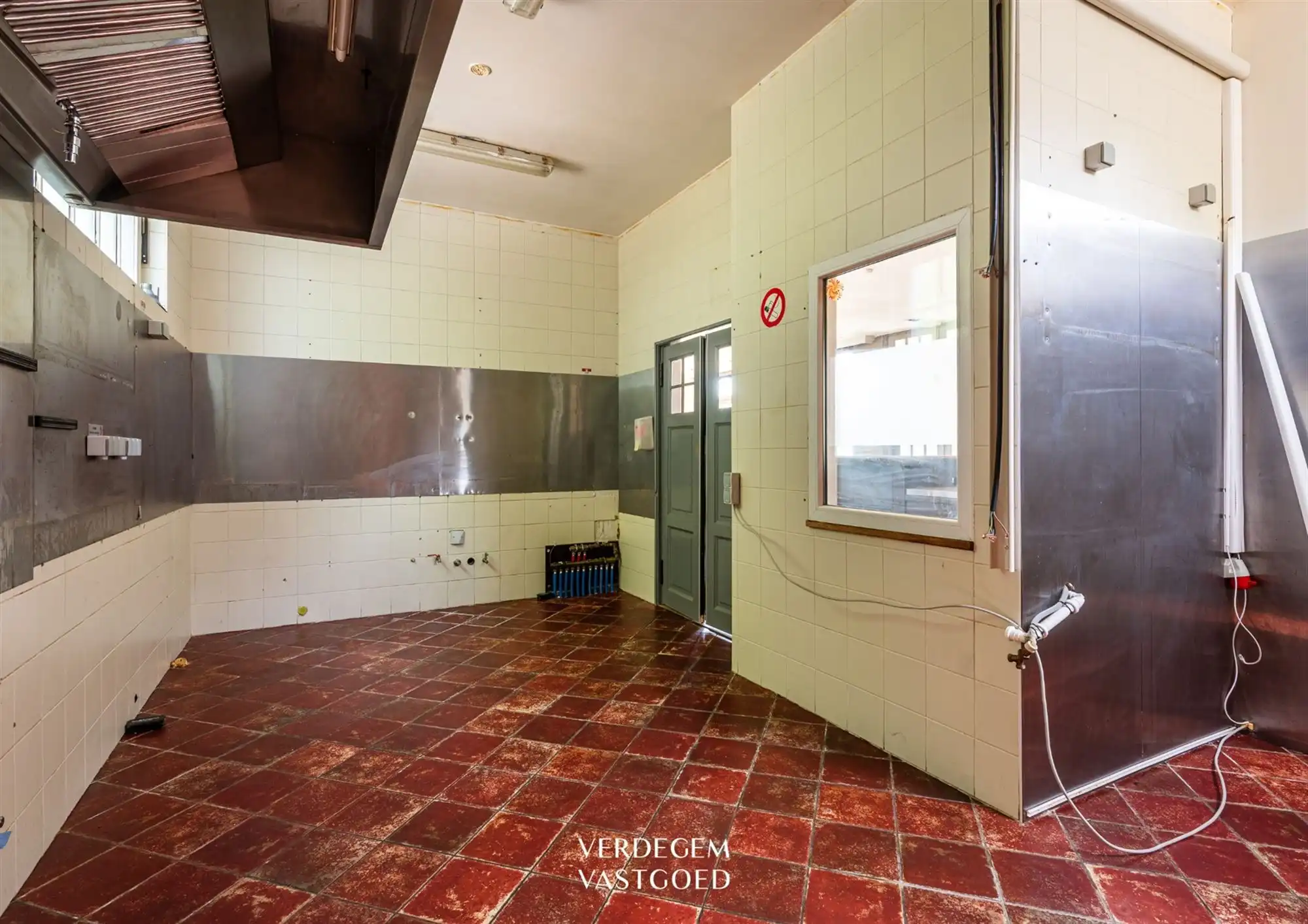 Uiterst commercieel gelegen handelspand met woonst voor horeca of kantoren foto 18