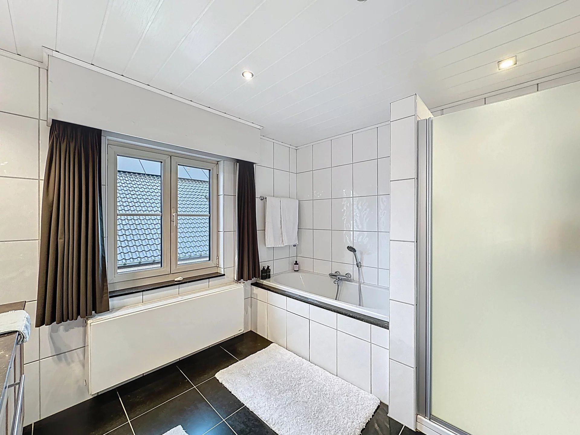 Prachtige landelijke gelegen vrijstaande woning uit 2001, gelegen op een perceel van 16a 43ca. Deze woning biedt comfort, ruimte en privacy met hoogwaardige afwerking en moderne gemakken. foto 34