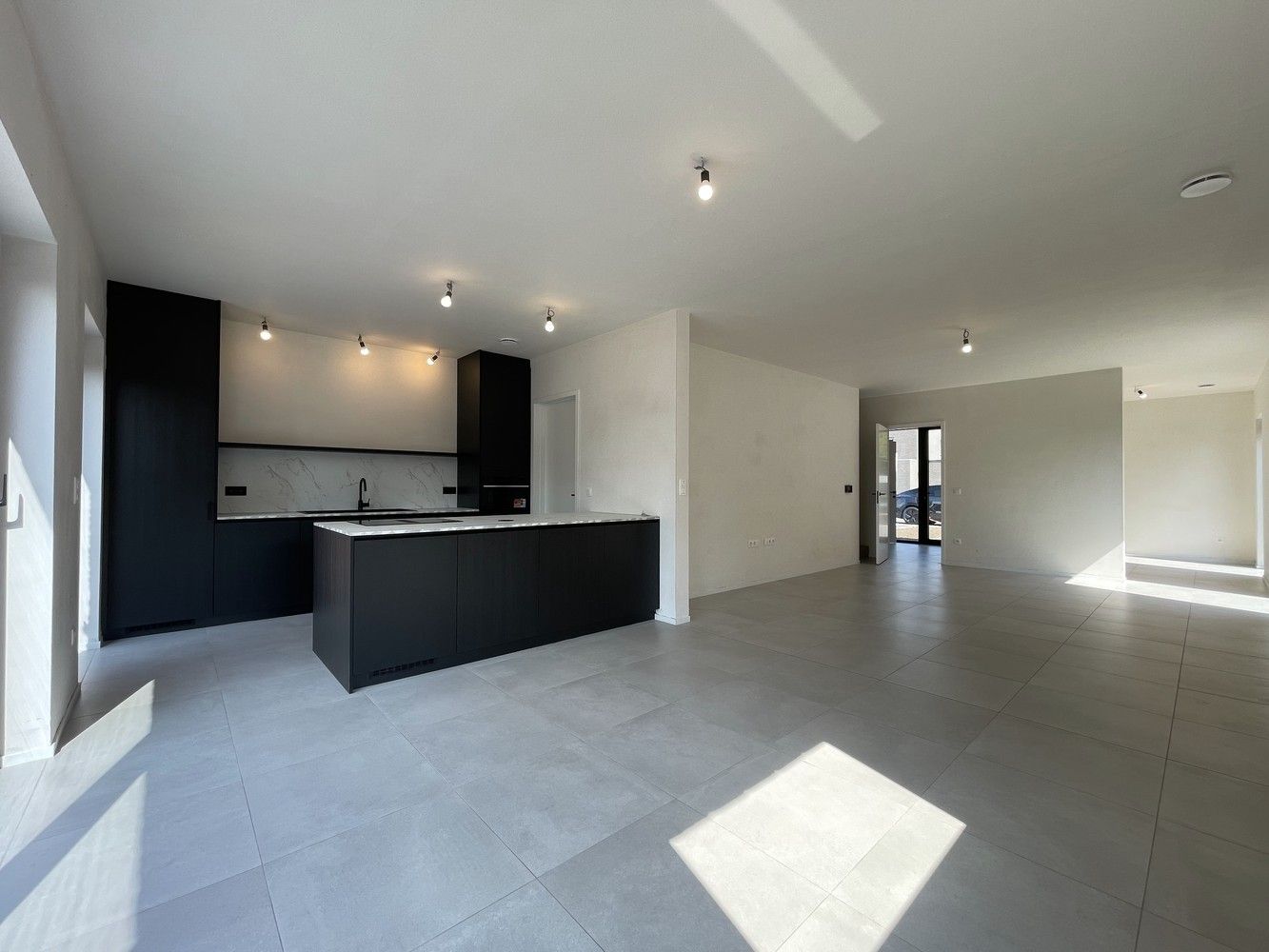 Afgewerkte nieuwbouwwoning met 3 slaapkamers foto 2