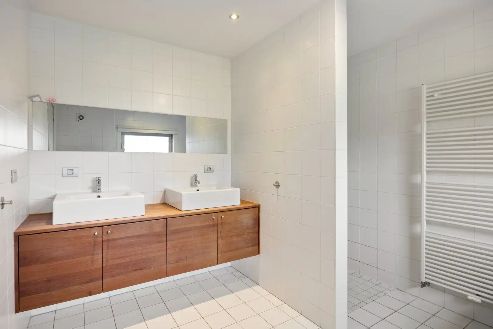 Moderne, ruim ingedeelde woning op een mooi perceel van 13 are met zwembad. foto 24