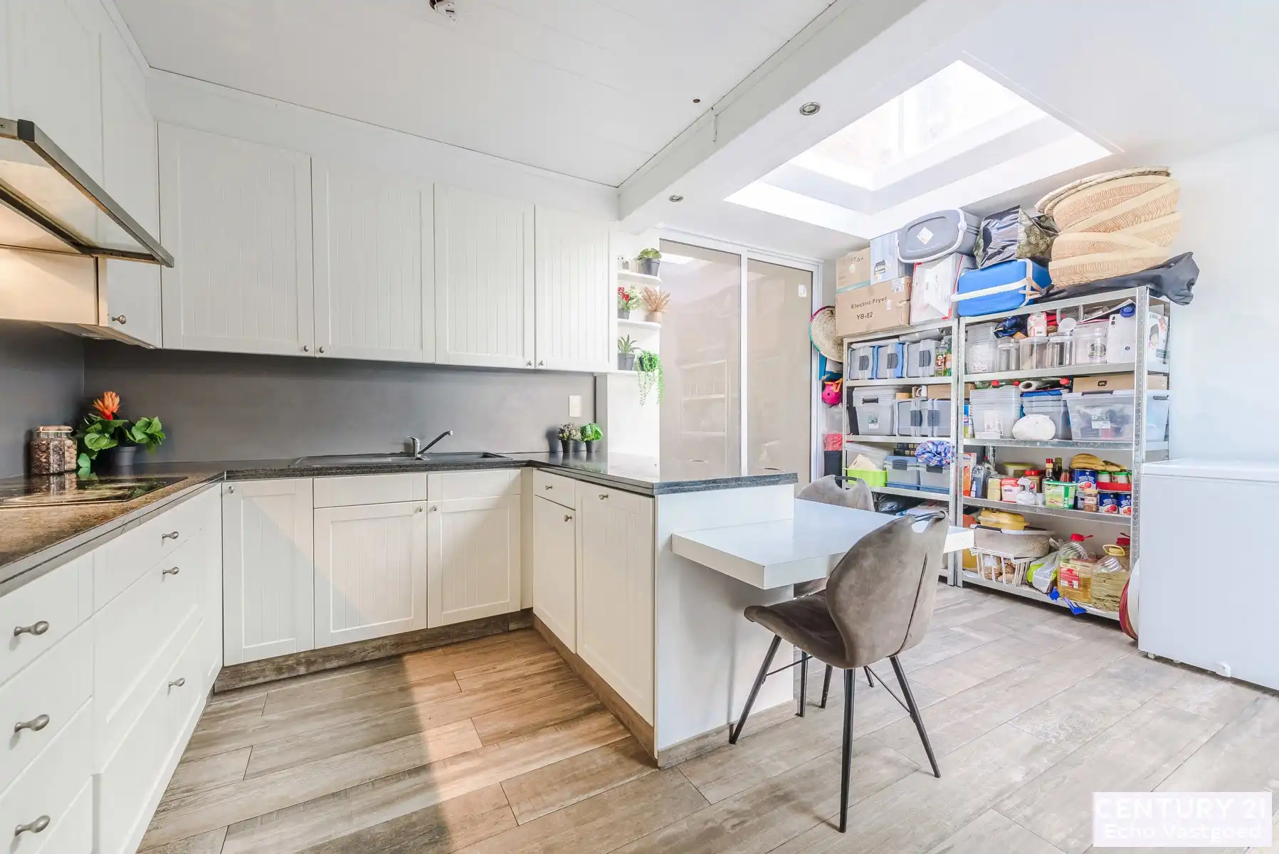 Ruime, gerenoveerde woning met 4 slpk en stadstuin foto 17