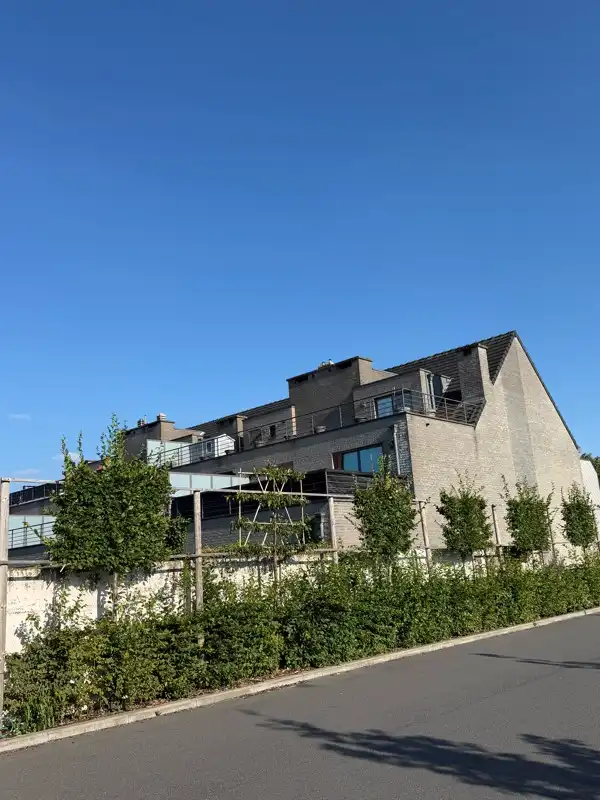 Ruim gelijkvloersappartement met 2 slaapkamers, omheind terras en garage met automatische poort. foto 2