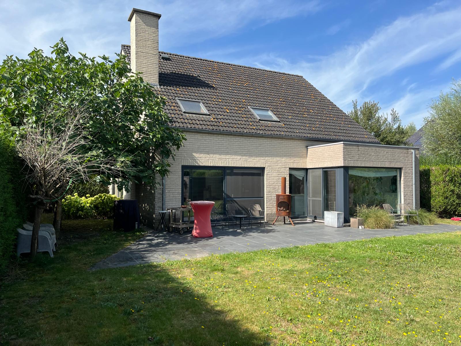 Zeer ruime woning met tuin en garage foto 2