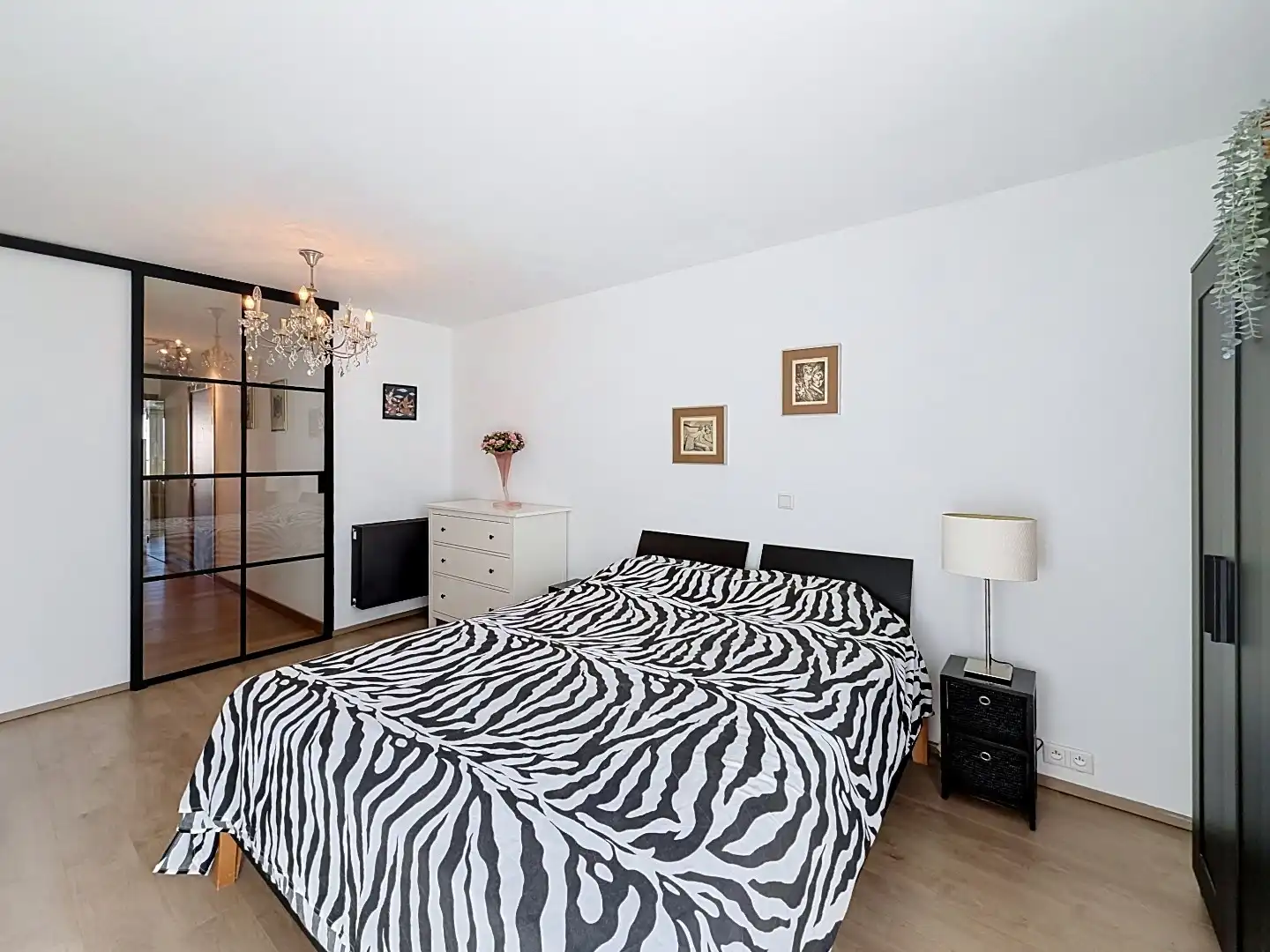 Lichtrijk woonappartement met ruim terras vlak bij zee.  foto 12