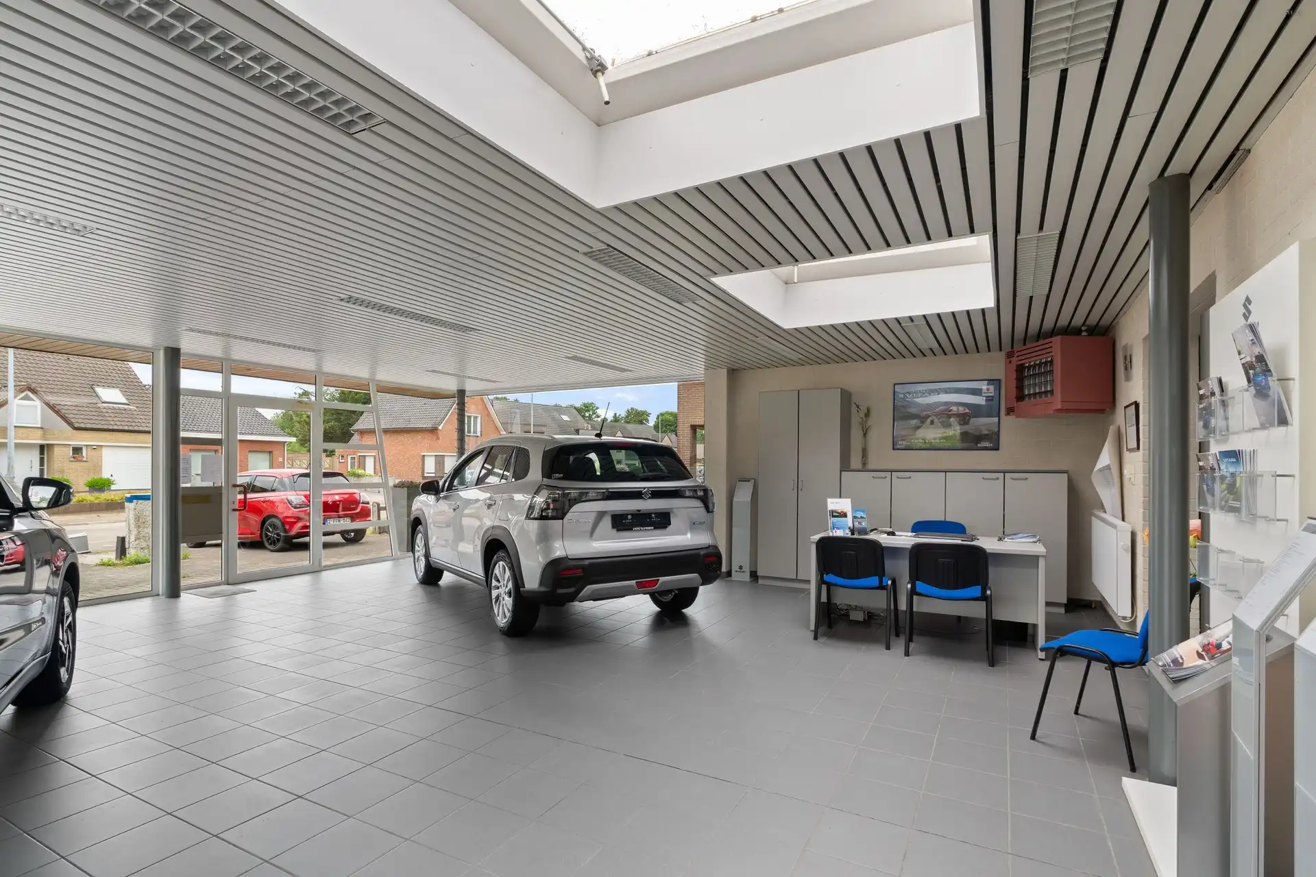 2 Vergunde magazijnen, showroom en woning op een ruim perceel foto 10