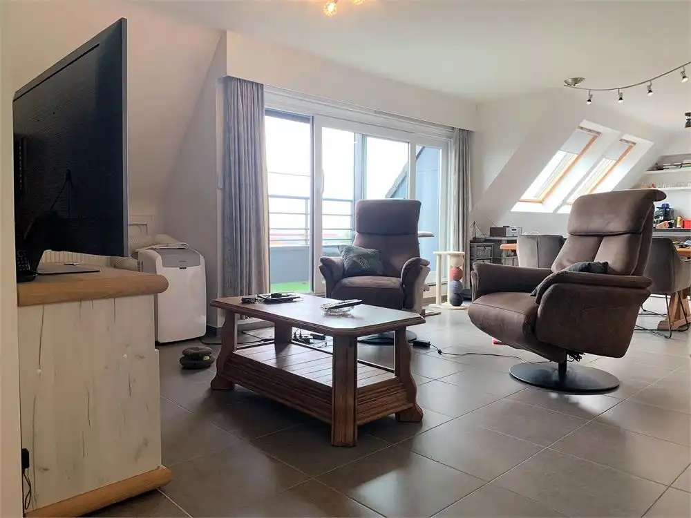 Instapklaar dakappartement met  2 slaapkamers + garage foto 2