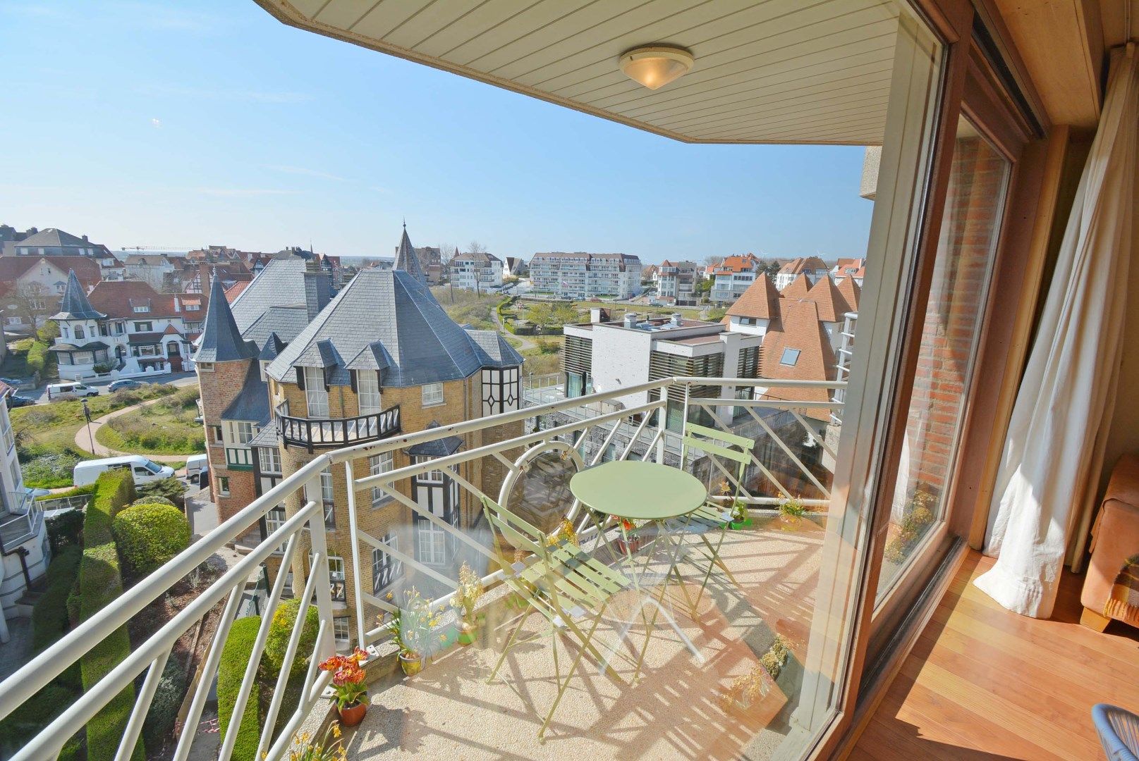 Zonnig appartement met een ruim open zicht nabij het strand in Duinbergen. foto {{pictureIndex}}