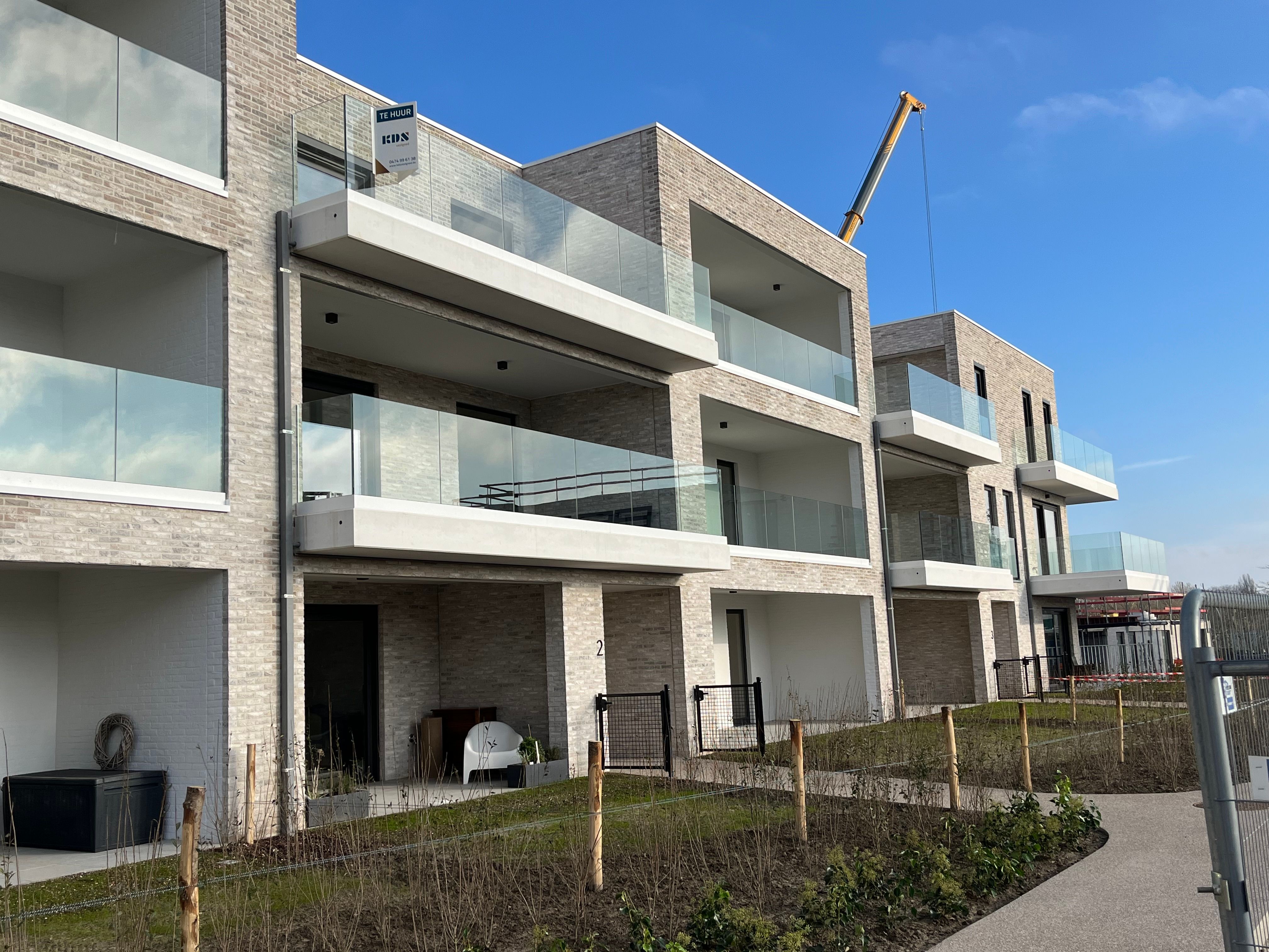 Zonovergoten nieuwbouw appartement + garage foto 3