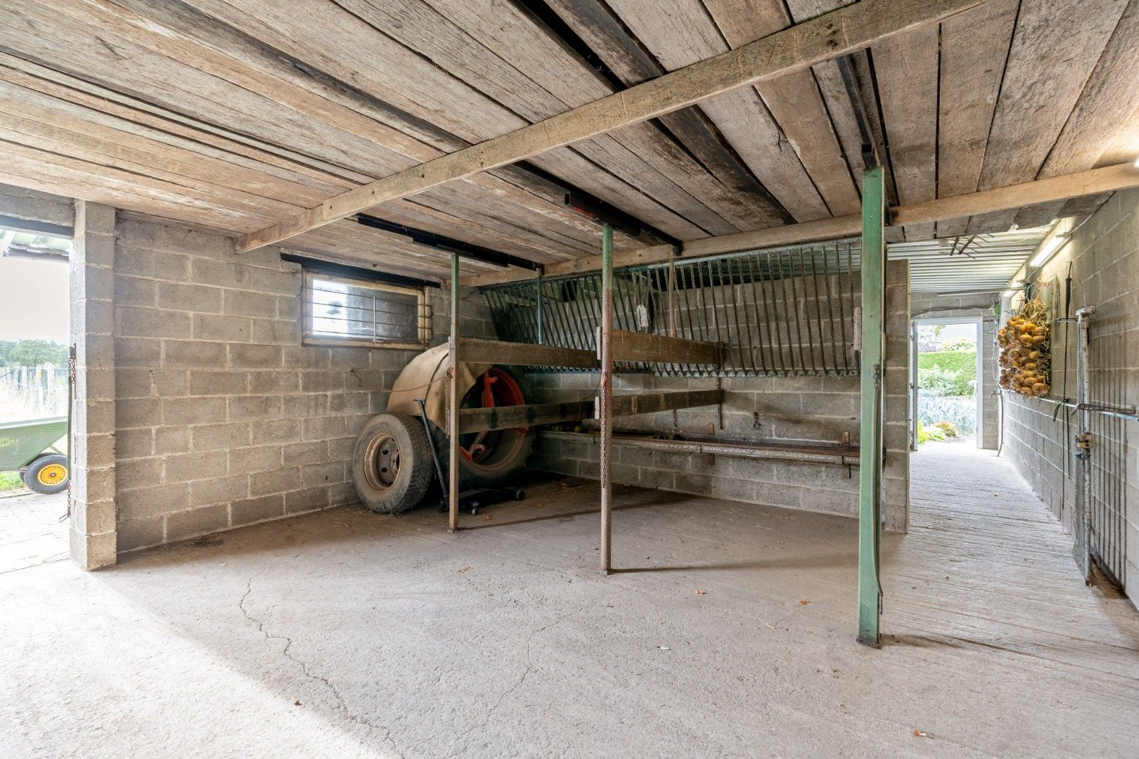 Goed onderhouden split-levelgezinswoning met paardenstallen op een riant perceel van maar liefst 68a79ca!  foto 33