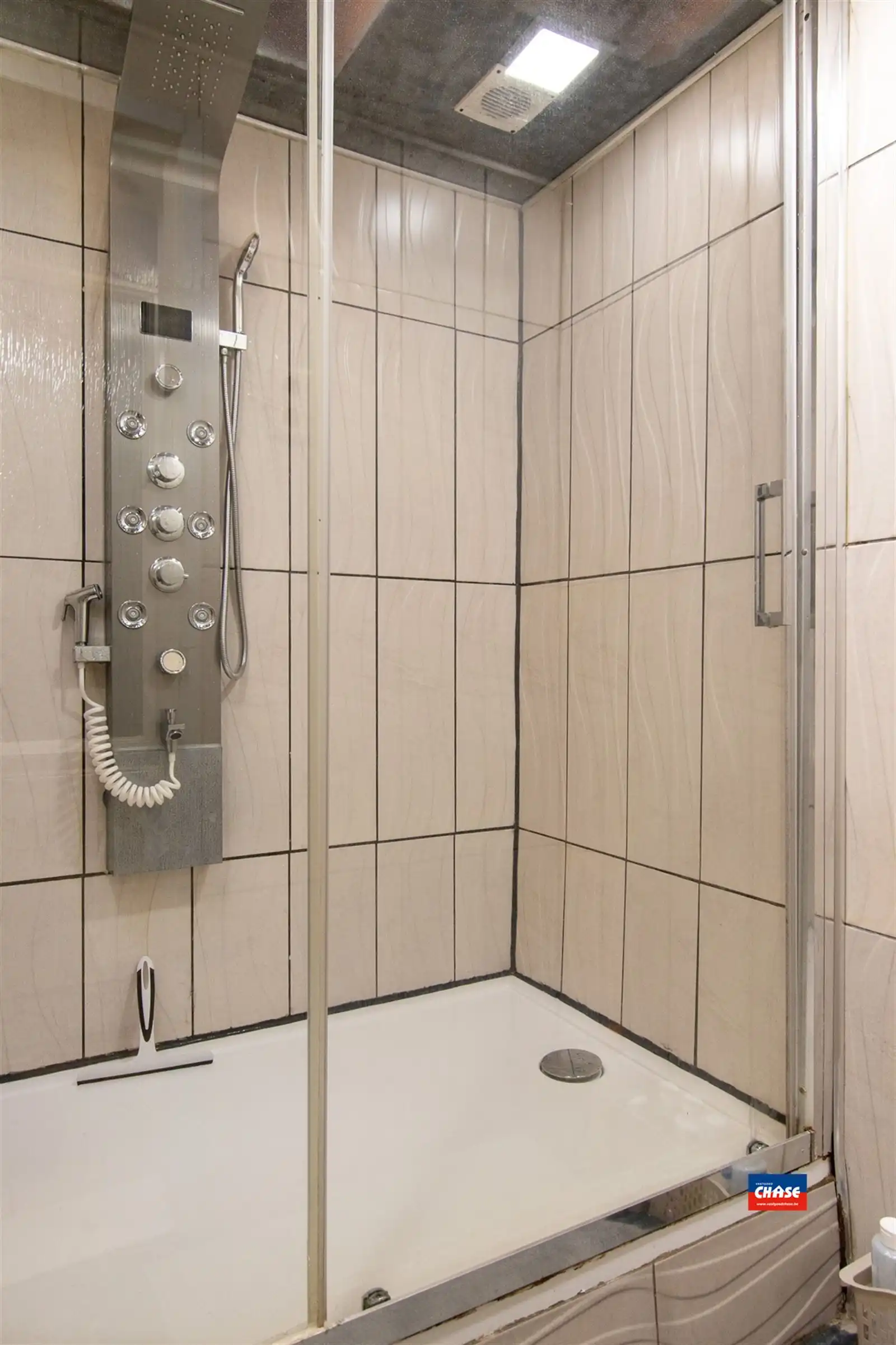 Woonhuis met tien slaapkamers en hangaar foto 29