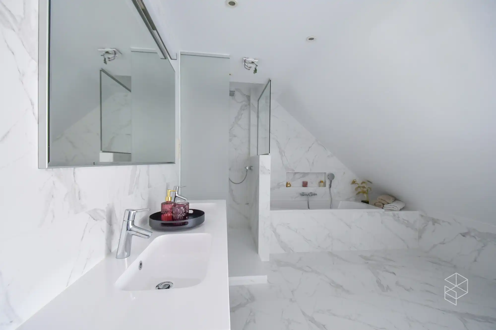 GROTE (254m²) instapklare gezinswoning met 4 slaapkamers, zwembad en poolhouse foto 16