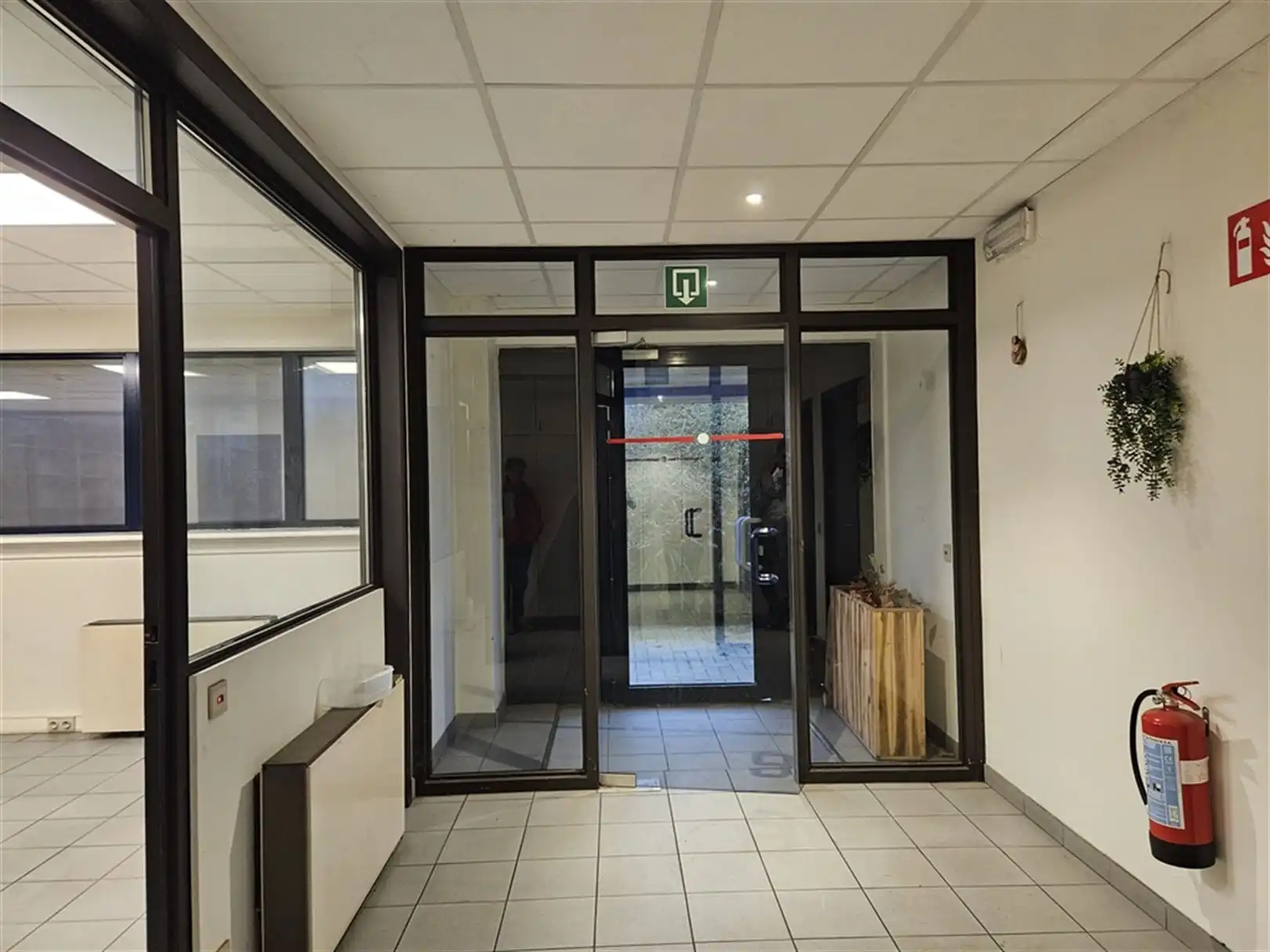 Magazijn met laad- en loskades en kantoren foto 12